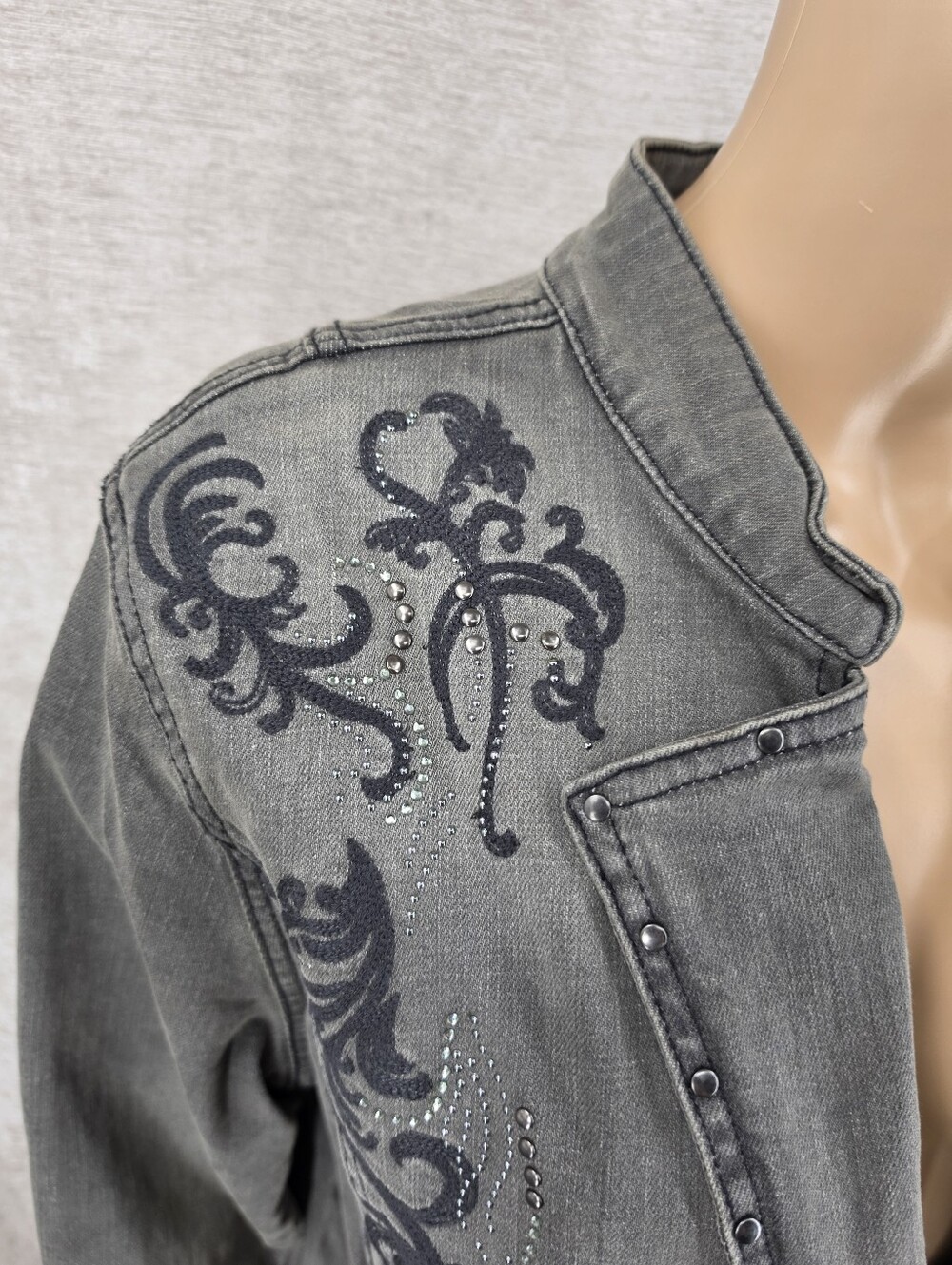 Reba Autumn Edge Embroidered Studded Gray Black Wash Stretch Denim Jean Jacket - Picture 3 of 11